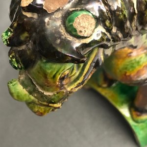 Twee Chinese geel en groen-geglazuurde daktegels in de vorm van ruiters, Ming — foto 10