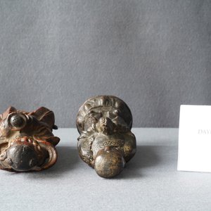 Twee Chinese gelakte en vergulde bronzen figuren, Ming — foto 21