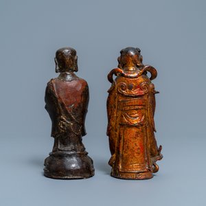 Twee Chinese gelakte en vergulde bronzen figuren, Ming — foto 4