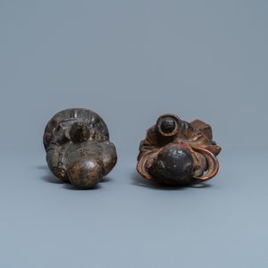 Twee Chinese gelakte en vergulde bronzen figuren, Ming — foto 6