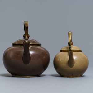 Twee Chinese gepolijste Bencharong Yixing steengoed theepotten voor de Thaise markt, 19e eeuw — foto 4