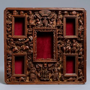 Twee Chinese gesculpteerde houten lijsten met draken en figuren, ca. 1900 — foto 4