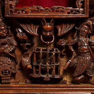 Twee Chinese gesculpteerde houten lijsten met draken en figuren, ca. 1900 — foto 7