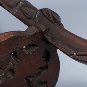 Twee Chinese gesculpteerde houten sokkels met marmeren bovenblad, 19/20e eeuw — foto 11