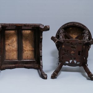 Twee Chinese gesculpteerde houten sokkels met marmeren bovenblad, 19/20e eeuw — foto 7