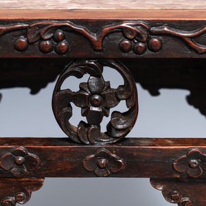 Twee Chinese gesculpteerde houten sokkels met marmeren bovenblad, 19/20e eeuw — foto 9