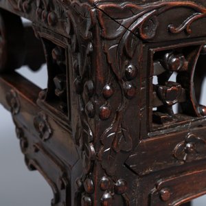 Twee Chinese gesculpteerde houten sokkels met marmeren bovenblad, 19/20e eeuw — foto 10
