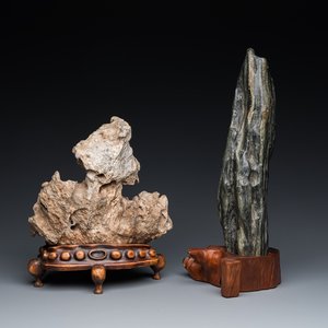 Twee Chinese 'gongshi' stenen voor een geleerde op houten sokkels, Ming of later — foto 1