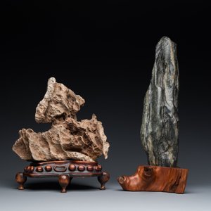 Twee Chinese 'gongshi' stenen voor een geleerde op houten sokkels, Ming of later — foto 4