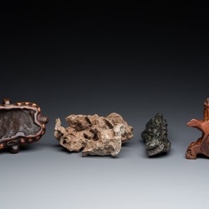 Twee Chinese 'gongshi' stenen voor een geleerde op houten sokkels, Ming of later — foto 6