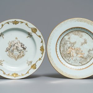 Twee Chinese grisaille en vergulde borden met mythologisch decor, Qianlong — foto 1