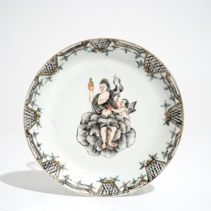 Twee Chinese grisaille koppen en een schotel met mythologisch decor van Venus en Cupido, Qianlong — foto 2