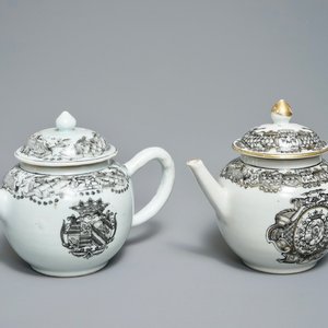 Twee Chinese grisaille theepotten met wapendecor, Qianlong — foto 1