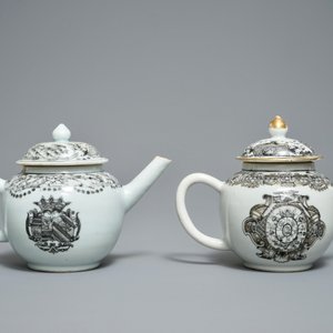 Twee Chinese grisaille theepotten met wapendecor, Qianlong — foto 4