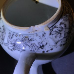Twee Chinese grisaille theepotten met wapendecor, Qianlong — foto 10