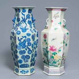 Twee Chinese hexagonale famille rose en blauwwitte celadon vazen, 19e eeuw — foto 1