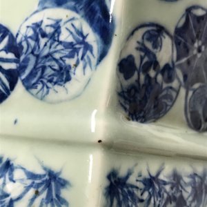 Twee Chinese hexagonale famille rose en blauwwitte celadon vazen, 19e eeuw — foto 12