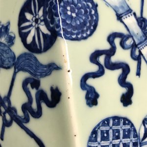 Twee Chinese hexagonale famille rose en blauwwitte celadon vazen, 19e eeuw — foto 14