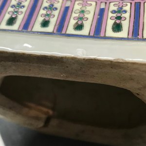Twee Chinese hexagonale famille rose en blauwwitte celadon vazen, 19e eeuw — foto 18