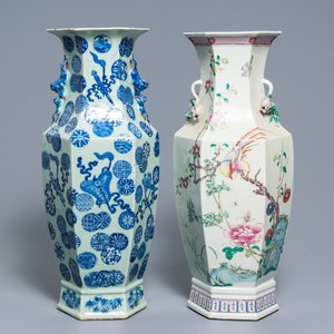 Twee Chinese hexagonale famille rose en blauwwitte celadon vazen, 19e eeuw — foto 3