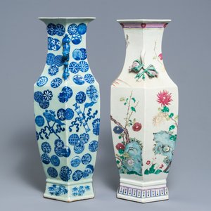 Twee Chinese hexagonale famille rose en blauwwitte celadon vazen, 19e eeuw — foto 4