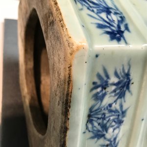 Twee Chinese hexagonale famille rose en blauwwitte celadon vazen, 19e eeuw — foto 9