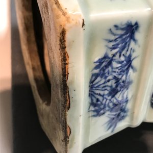 Twee Chinese hexagonale famille rose en blauwwitte celadon vazen, 19e eeuw — foto 10
