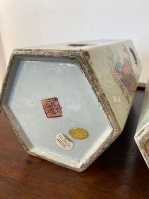 Twee Chinese hexagonale famille rose 'Wu Shuang Pu' hoedensteunen, Tongzhi merk, 19e eeuw — foto 7