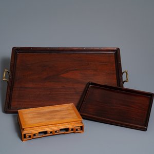 Twee Chinese houten plateaus en een sokkel, 18/19e eeuw — foto 2