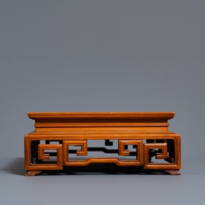 Twee Chinese houten plateaus en een sokkel, 18/19e eeuw — foto 8