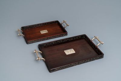 Twee Chinese houten plateaus met zilveren handgrepen en gegraveerde plaatjes, 19e eeuw