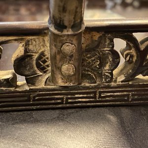 Twee Chinese houten plateaus met zilveren handgrepen en gegraveerde plaatjes, 19e eeuw — foto 15