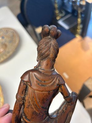 Twee Chinese houten sculpturen van Guanyin en Tudigong, Qing — foto 11