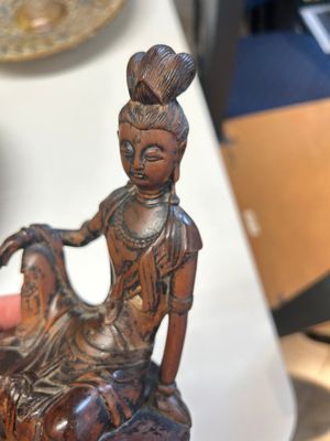 Twee Chinese houten sculpturen van Guanyin en Tudigong, Qing — foto 15