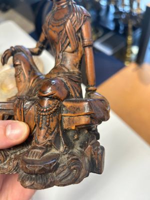 Twee Chinese houten sculpturen van Guanyin en Tudigong, Qing — foto 17