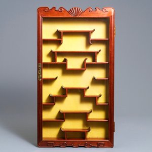Twee Chinese houten wandvitrines voor snuifflesjes en miniaturen, 20e eeuw — foto 2