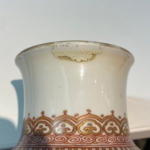 Twee Chinese ijzerrode en vergulde rouleau vazen, Kangxi — foto 16