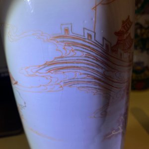 Twee Chinese ijzerrode en vergulde rouleau vazen, Kangxi — foto 10