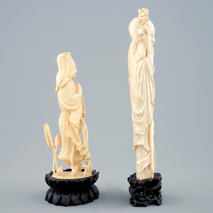 Twee Chinese ivoren figuren op houten sokkel van Shou Lao en Guanyin, ca. 1900 — foto 4