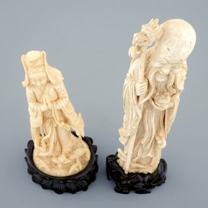 Twee Chinese ivoren figuren op houten sokkel van Shou Lao en Guanyin, ca. 1900 — foto 5
