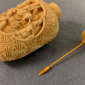Twee Chinese ivoren snuifflessen, 19e eeuw — foto 19