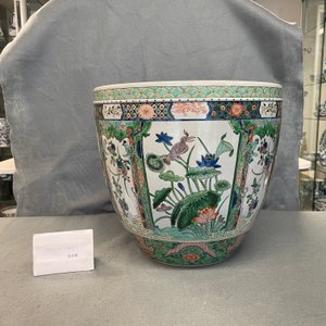 Twee Chinese jardinières in famille rose en verte porselein, 19e eeuw — foto 12