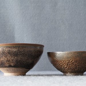 Twee Chinese jianyao theekommen met 'hazenvacht' en bruin reliëfglazuur, Song — foto 19