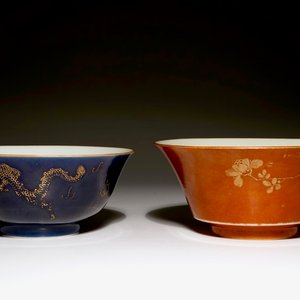 Twee Chinese kommen met bleu poudré en koraalrode fond en verguld decor, 18/19e eeuw — foto 1