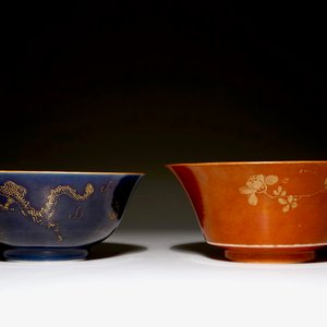 Twee Chinese kommen met bleu poudré en koraalrode fond en verguld decor, 18/19e eeuw — foto 2