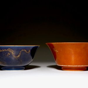 Twee Chinese kommen met bleu poudré en koraalrode fond en verguld decor, 18/19e eeuw — foto 4