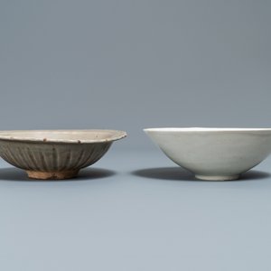 Twee Chinese kommen met celadon- en qingbai-glazuur, Song en Yuan — foto 5