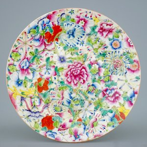 Twee Chinese kommen met floraal decor en een millefleur bord, 19e eeuw — foto 2