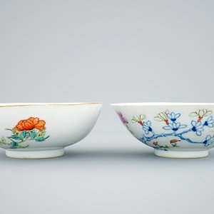 Twee Chinese kommen met floraal decor en een millefleur bord, 19e eeuw — foto 5