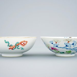 Twee Chinese kommen met floraal decor en een millefleur bord, 19e eeuw — foto 6